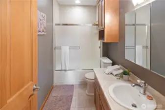Well-appointed full bath with clean finishes and comfortable, easy-access layout.