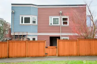 16th Avenue Condominiums are conveniently located at the NW corner of 16th and Yesler Way with 23 units.