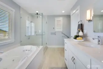 Main floor bath w/ door to pantry/ small utility room that easily floors to kitchen.