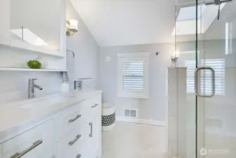 Upstairs 3/4 hall bath