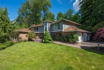 Step into this inviting home in the award-winning Bellevue School District.