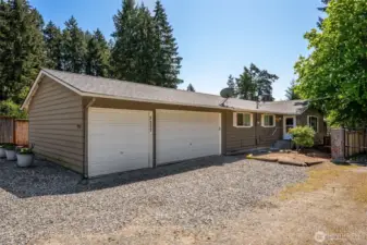 High reward living with 3-car garage, extra parking, long dock, kayaking, fishing & eagle watching. 10 mins to shops, 20 mins to JBLM!