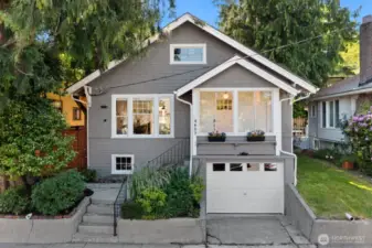 Welcome to 4607 1st Ave NE in Wallingford!