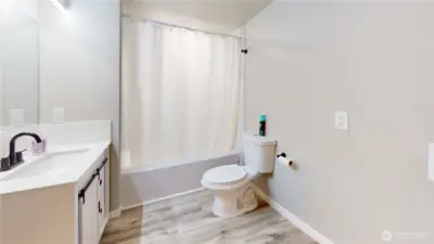 Large main bathroom.