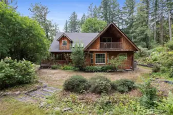Absolutely charming back of the home