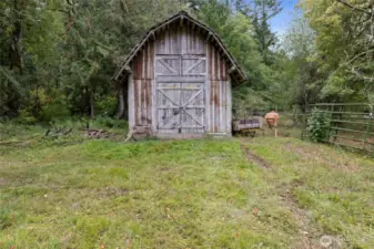 Charming rustic barn for animals, storage or projects!