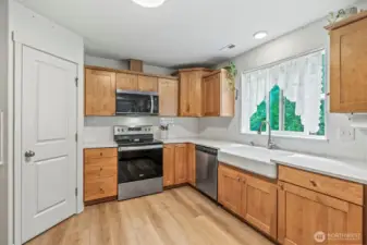 Well-appointed kitchen with walk-in pantry storage & plenty of cabinetry for organization. Stainless appliance package included.
