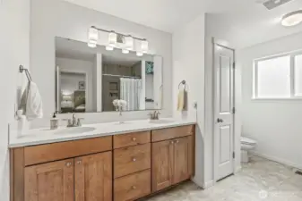 Comfort height cabinetry w/dual sinks, linen closet - bright, light & spacious!