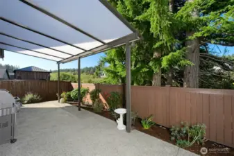 Another view of the nice and low maintenance backyard.  Great space for relaxing and/or entertaining!
