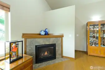 Natural gas corner fireplace for those cold NW nights!