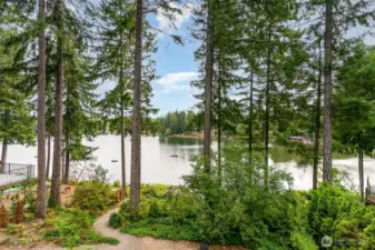 Gorgeous expansive lake views!