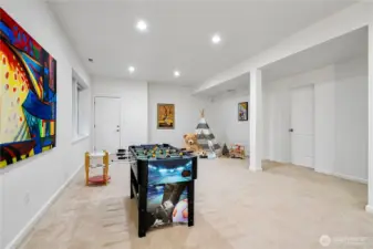 Entertainment/Family Room