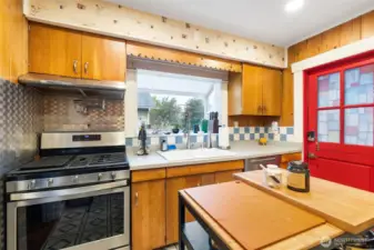 Gas stove/oven with a bay window over the sink!