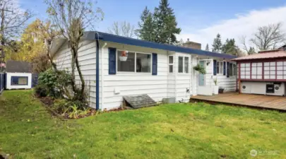 Spacious backyard with Hot tub!