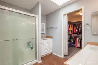 Large shower and extra vanity space