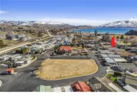 Close to the outdoor pool and clubhouse!