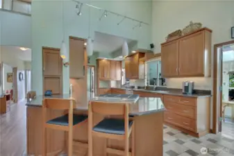Custom Maple Cabinets, SS Appliances & Du