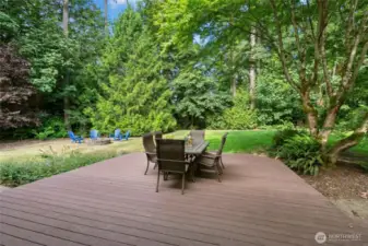 Composite deck with such a private setting!