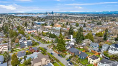 RapidRide makes downtown access refreshingly straightforward, and Lincoln Park is close enough for beach and trail time, and one of the best outdoor escapes in Seattle. It is exactly the kind of location that appeals to buyers who want a calm residential vibe without feeling cut off from the good stuff.