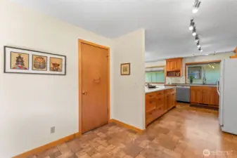 Kitchen nook to kitchen