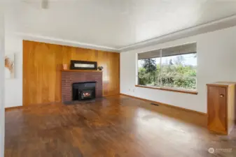 Livingroom with fireplace and original hardwoods