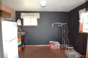 This extra room can be an office, guess room, storage room, YOU name it!
