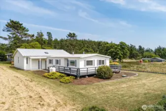 Welcome to 2552 La Verde Street in the wonderful seaside community of Sierra.