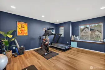 built in storage bench too!