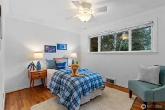 Additional bedroom suitable for guests or office use