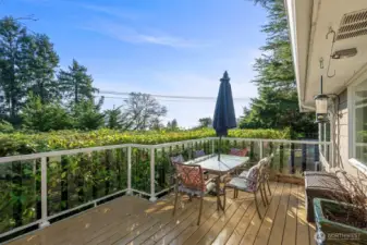 Southeast-facing deck with Lake Washington and Mount Rainier views