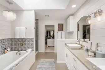 Roomy bathroom with Double Vanity