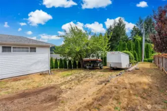 Side yard with room for boats and trailers