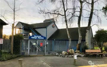 There's a place to walk your pet, carts to grab to bring items to your boat. This is right next door to a fuel dock and Kenmore Air.