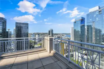 Panoramic City Views: Sweeping outlooks over downtown Seattle, including the Space Needle, Lake Union, and the surrounding city skyline.lifestyle, offering residents both privacy and the ability to host in a dedicated space.