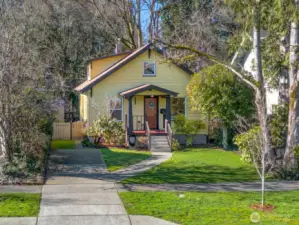 Welcome to The Treehouse in the City. 1 block from the small business district in The Three Bridges Neighborhood