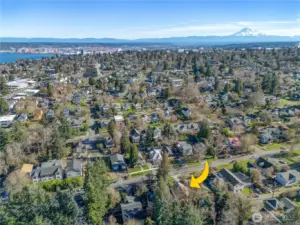 Incredible location in North Tacoma in the Three Bridge District. Coffee, yoga and many small businesses are less than 2 blocks from the home