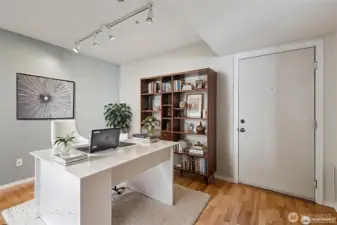 An office or project room - how would you use this extra room