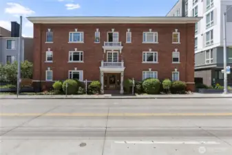 98 walk score! Close to all amenities and Univerity fo Washington campus