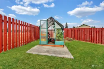 A green house waiting for your plants!