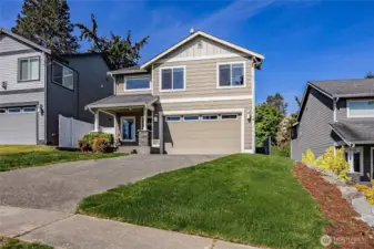 Newer one-owner home perched peacefully over Lake Washington with a long driveway and sidewalk. Centrally located for easy commute and nearby conveniences.