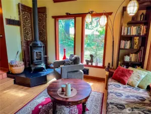 handcrafted details throughout. Three queen beds, balcony, fully equipped kitchen and wood burning stove.