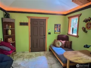 Riverfront Spa Room & Hot Tub...