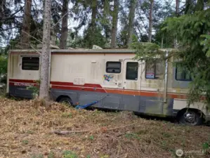 Extra long 33" RV, yacht style designed inside, interior upholstery matching blueberries in Spring, Bloom, mirrored closet doors, Extra large restroom, Great stereo and a TV & VCR!!