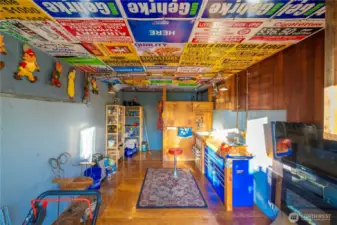 Shop space includes toilet/sink/heat. Could be converted to 3rd bedroom