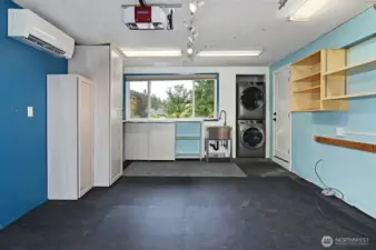 Garage/Flex Space with climate control and Washer/Dryer