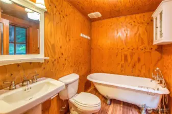 Full bath on the upper level.