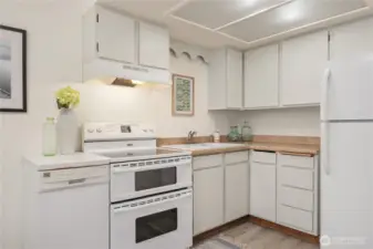 A very functional kitchen fully equipped will delight your prospective tenants or guests.