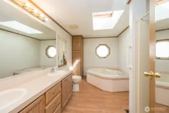 Primary en-suite bath