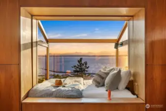 Teak walls, a bed on the sea. What could be more luxurious? Details that recall luxury yachts of yore.