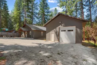 Extra-large garage door to accommodate mid-size RV or large Pick up